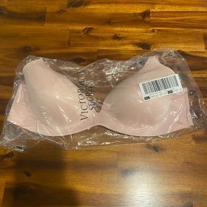 Brand new with tags. 34DD Victoria’s Secret bra. Lined semi/demi. Light pink.